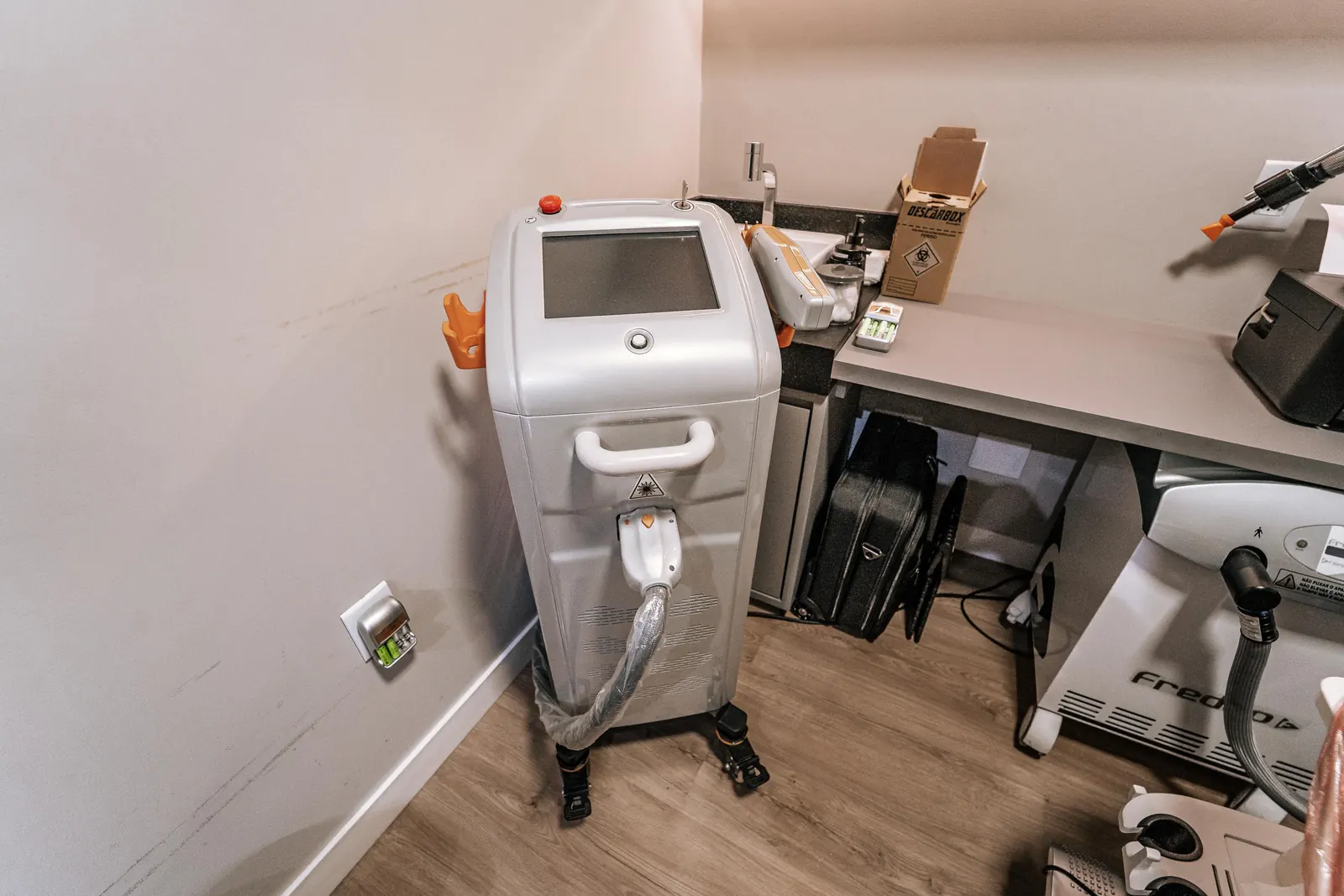 Aparelho de endolaser para tratamento de varizes na Cardo Clínica Cardiovascular, em Itabuna