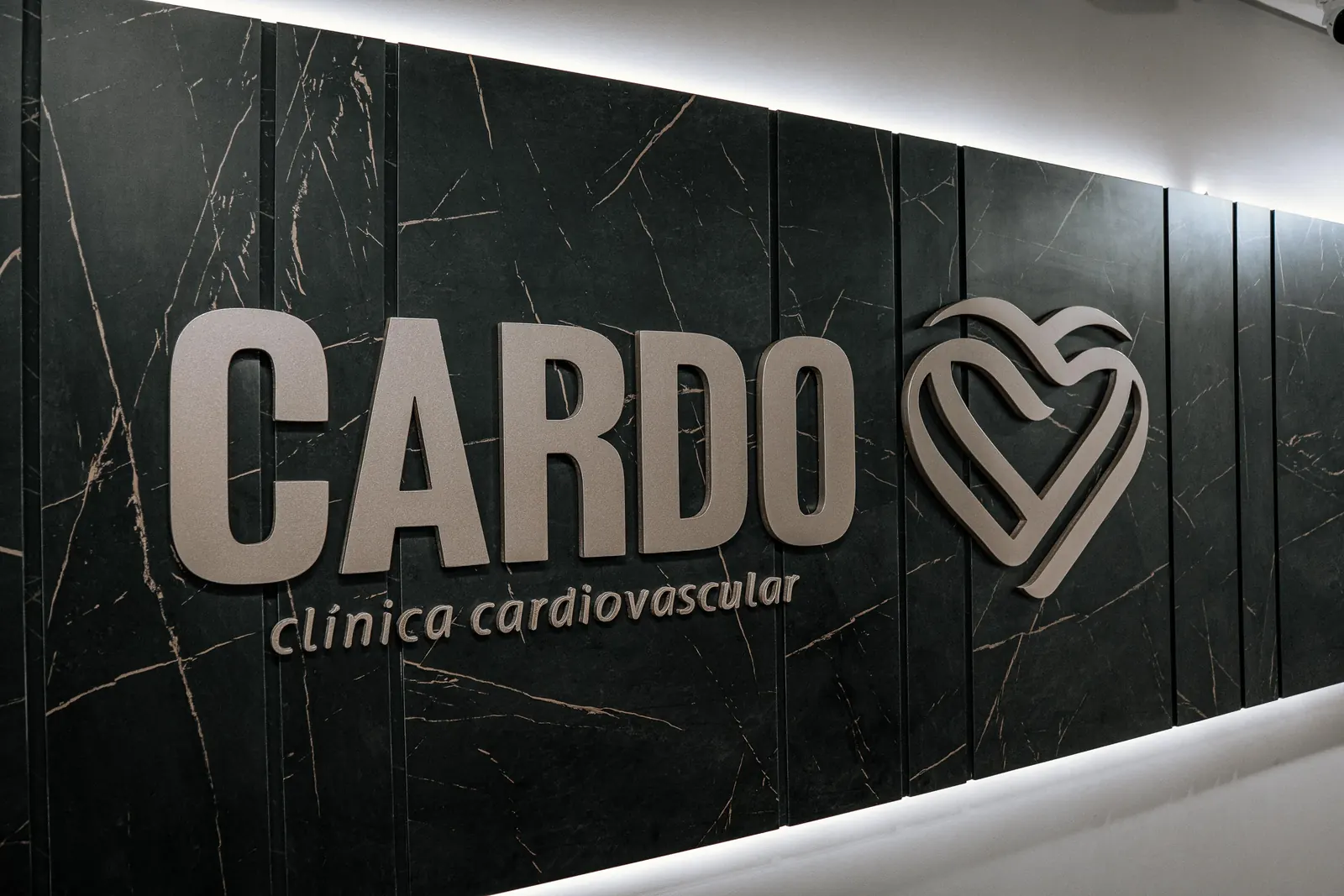 Logotipo da Cardo Clínica Cardiovascular na parede da recepção, em Itabuna, Bahia